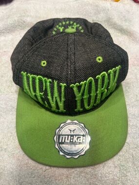 Adult  Black & Green 'New York' Snapback Hat. Like New